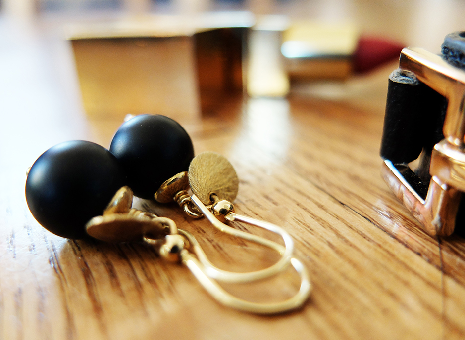 o%cc%88rha%cc%88nge-i-svart-guld