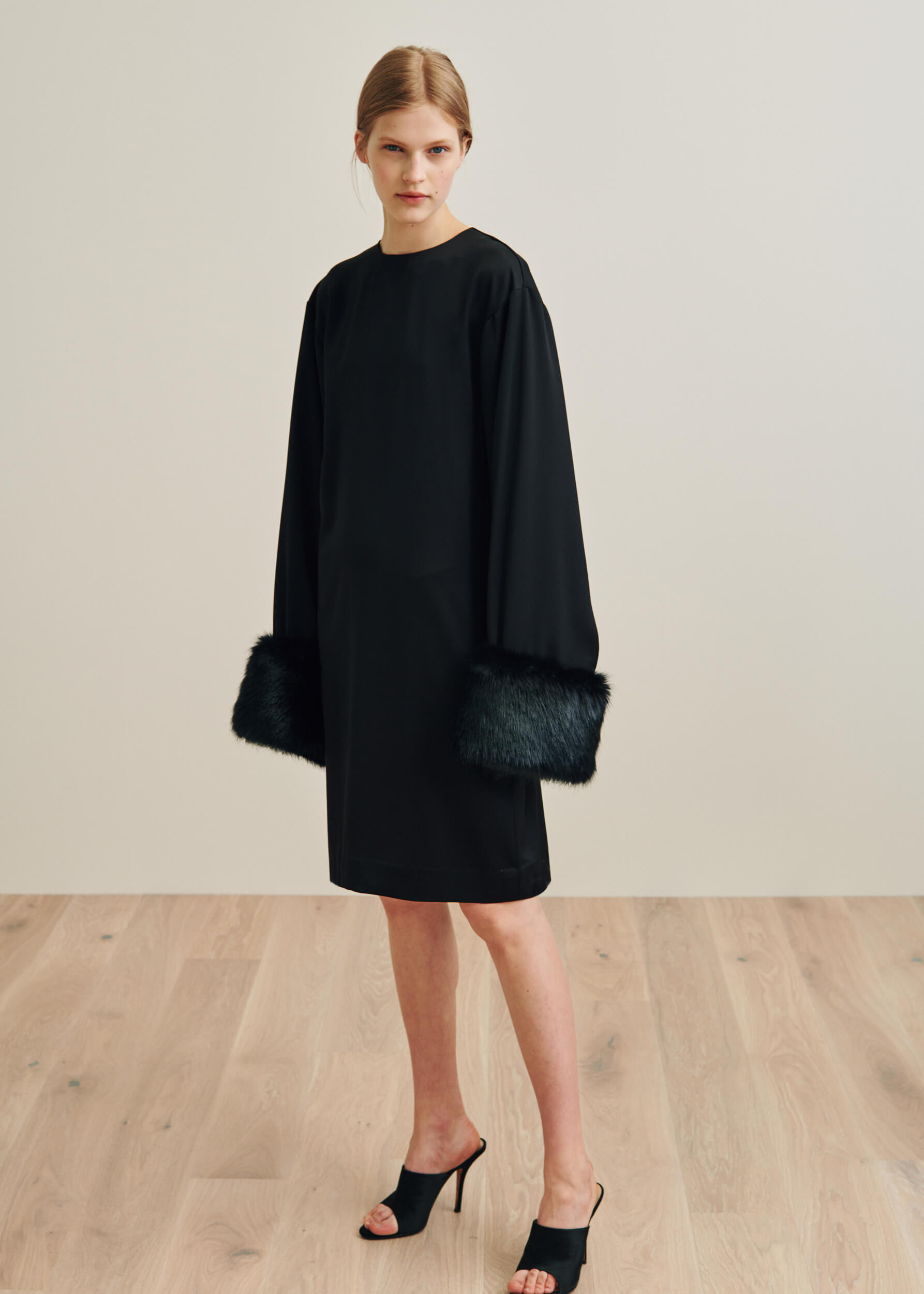 toteme_ps19_perlo_black_dress0528